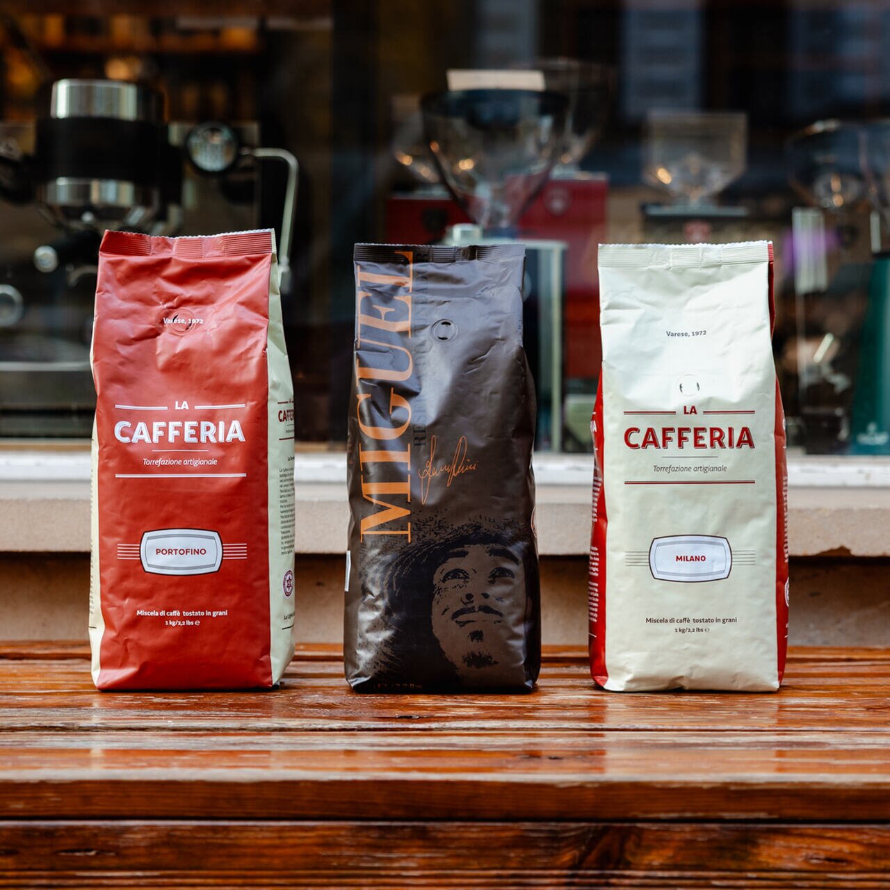 Ein Tisch mit drei Kaffeetüten