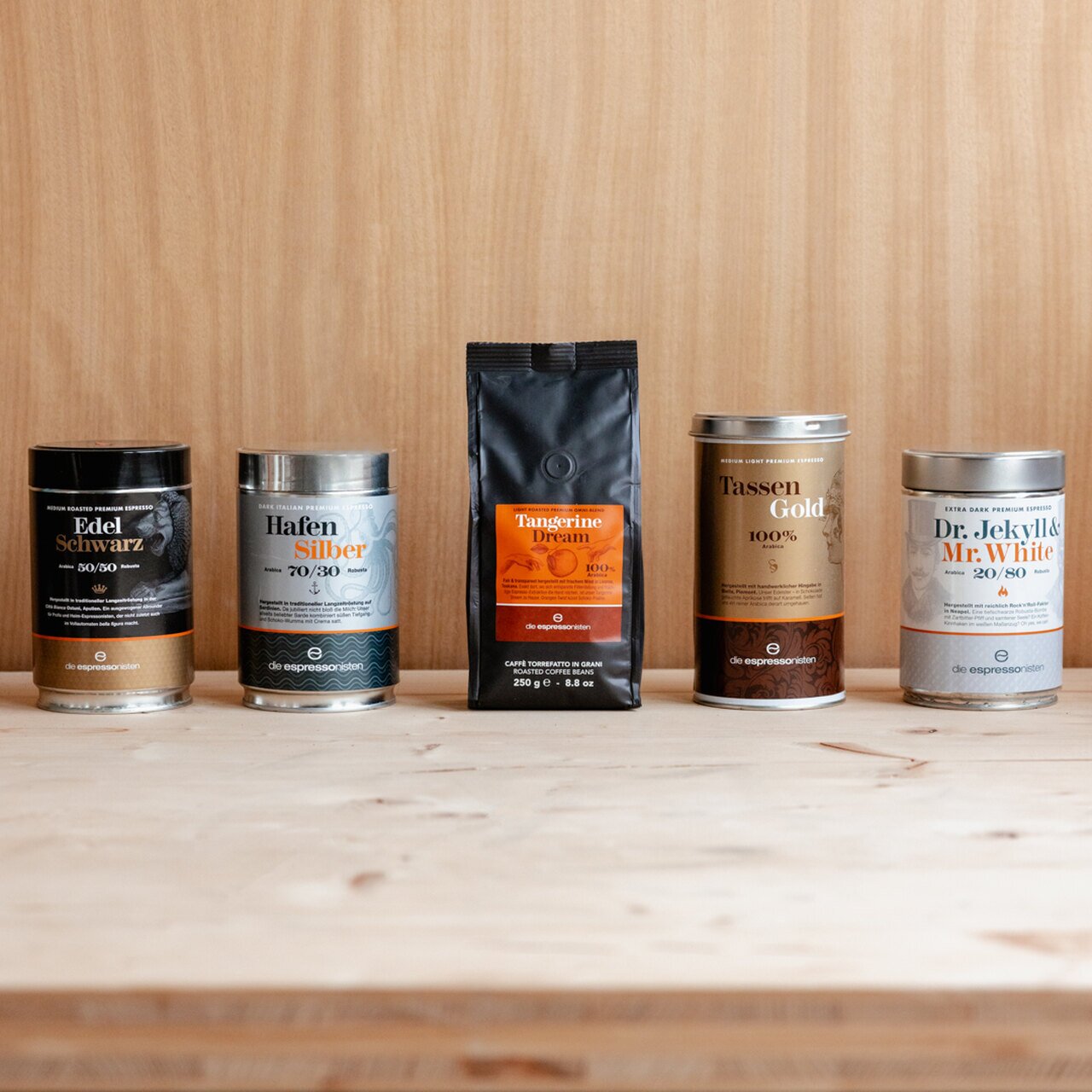 Ein Bild einer Werkstatt mit zwei Arbeitern