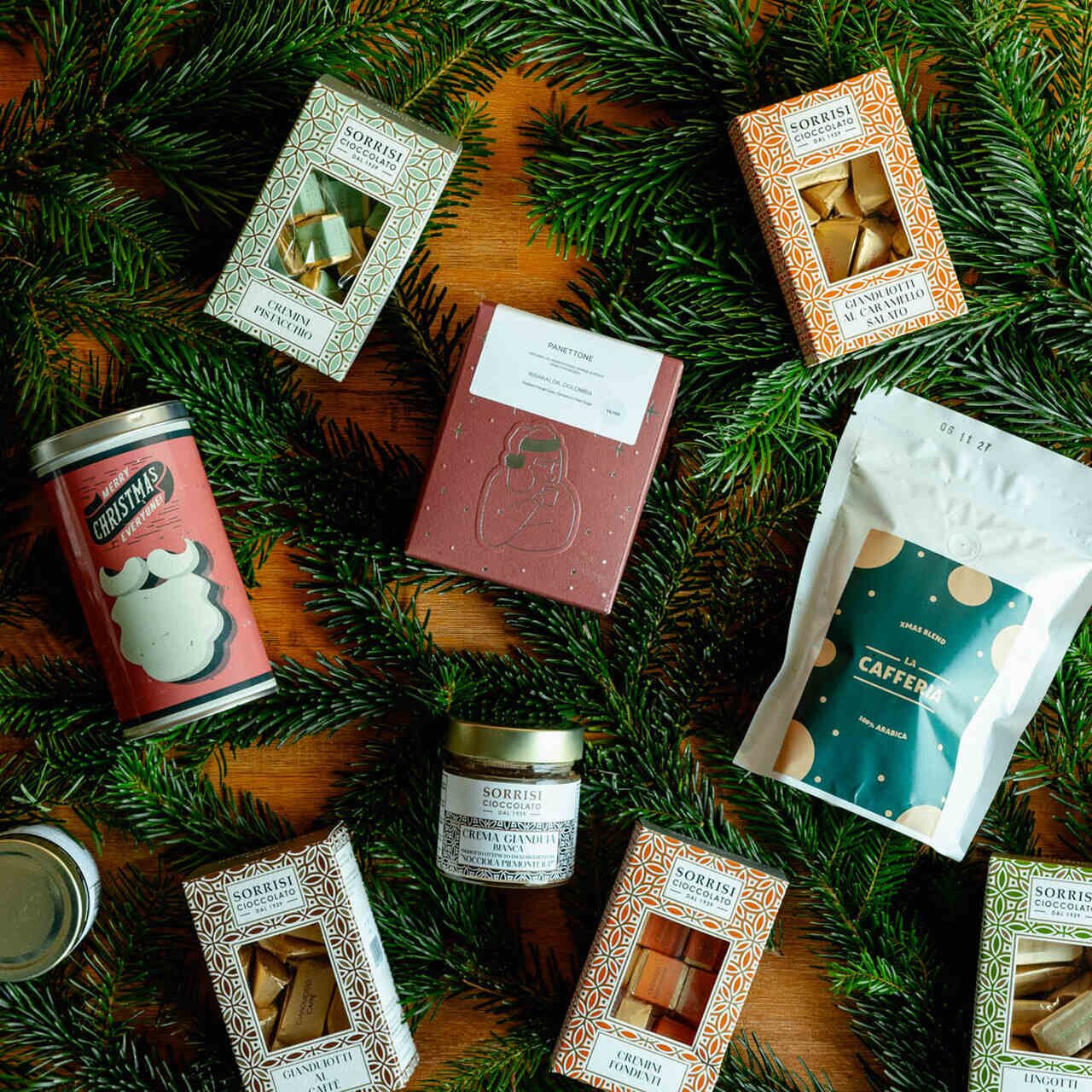 Ein Tisch mit drei Kaffeetüten