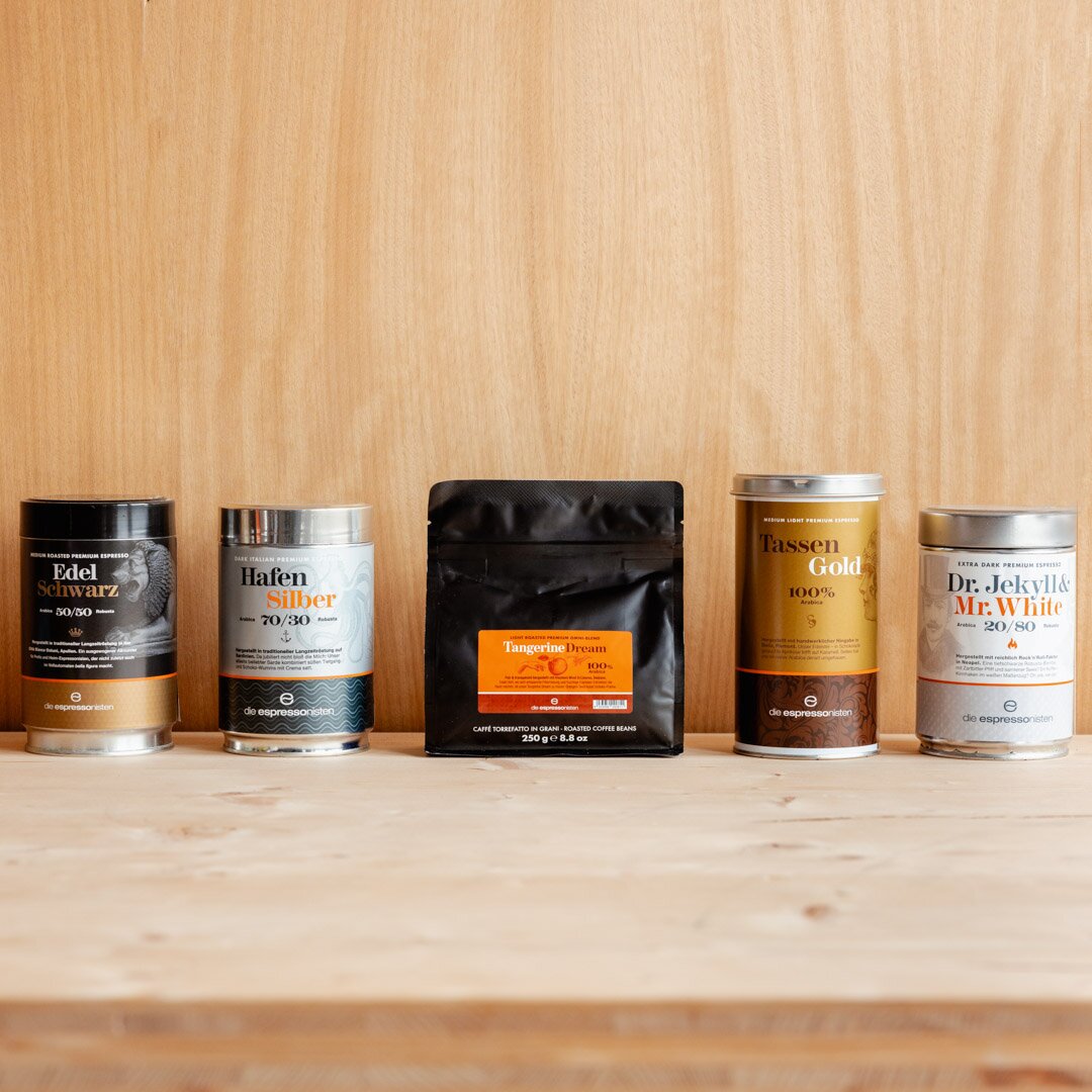 Ein Bild einer Werkstatt mit zwei Arbeitern