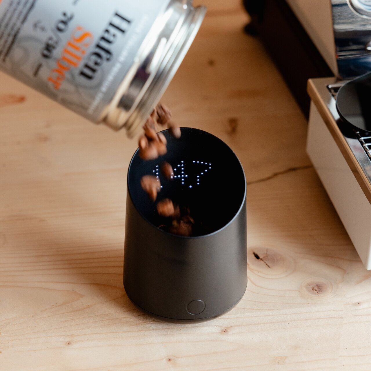 Ein Bild einer Werkstatt mit zwei Arbeitern