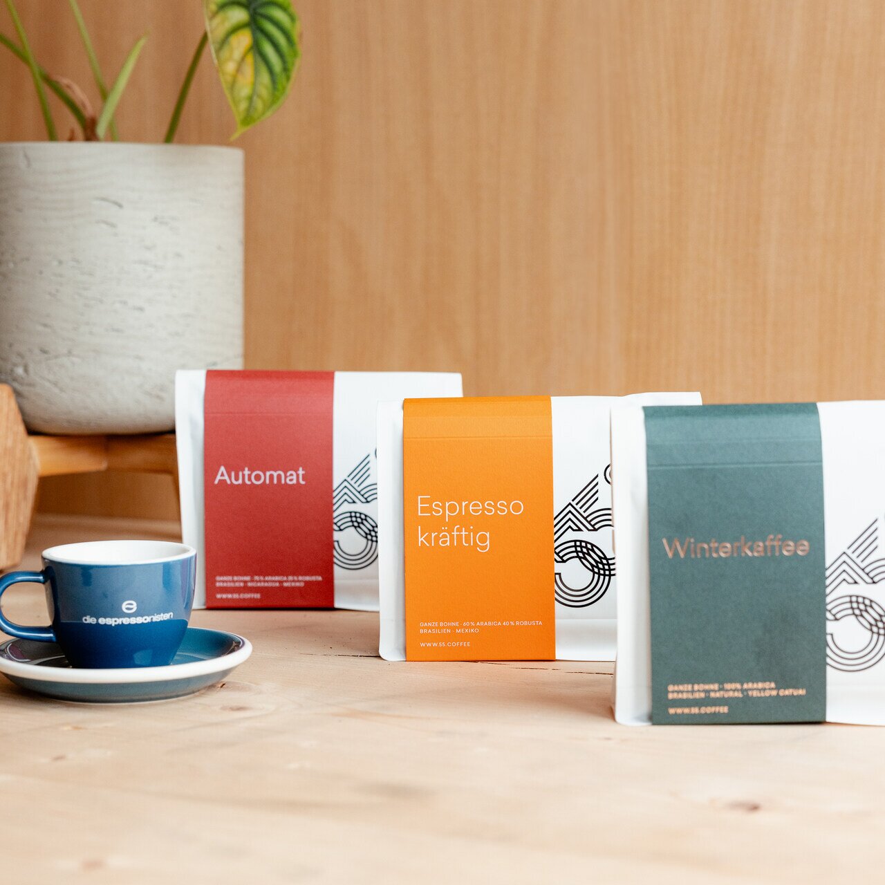 Ein Tisch mit drei Kaffeetüten