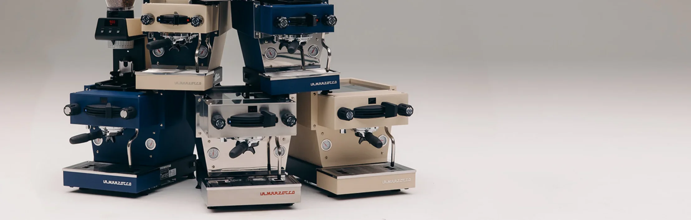 Ein Tisch mit fünf Kaffeemaschinen