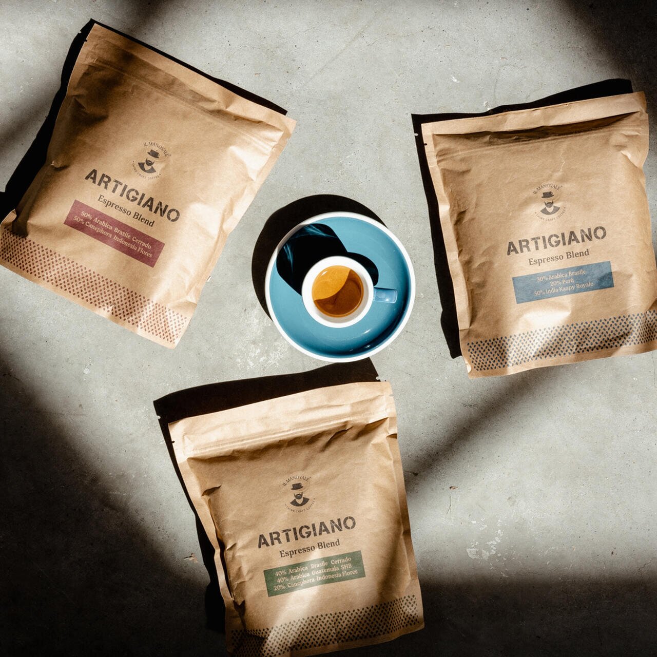 Ein Tisch mit drei Kaffeetüten
