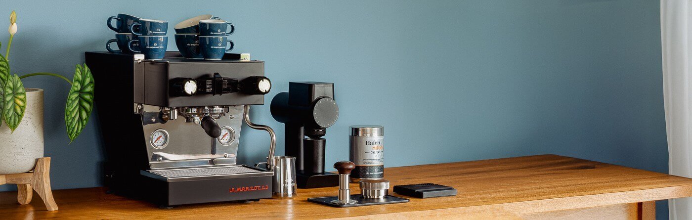Ein Tisch mit einer Kaffeemaschine