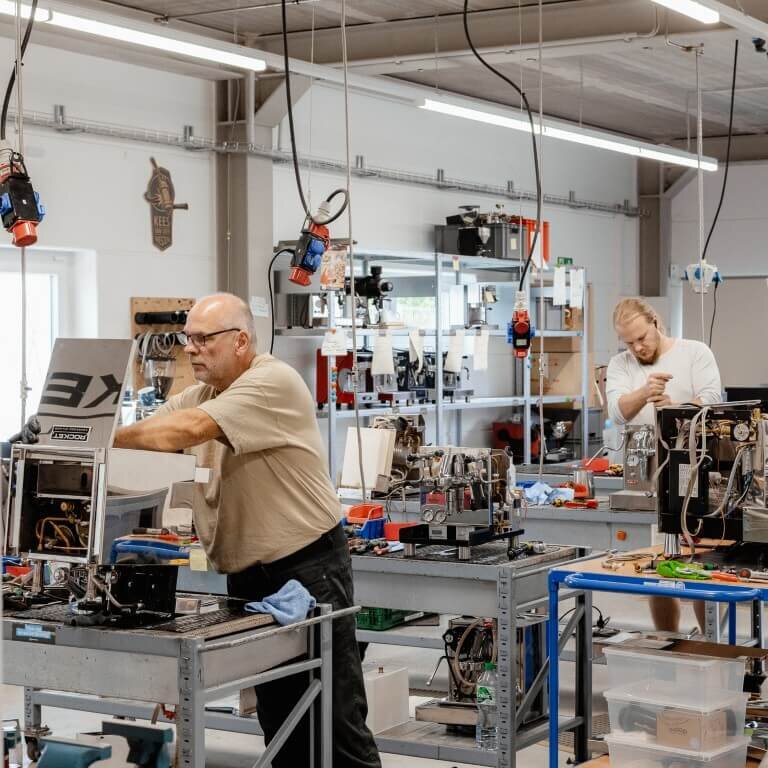 Ein Bild einer Werkstatt mit zwei Arbeitern